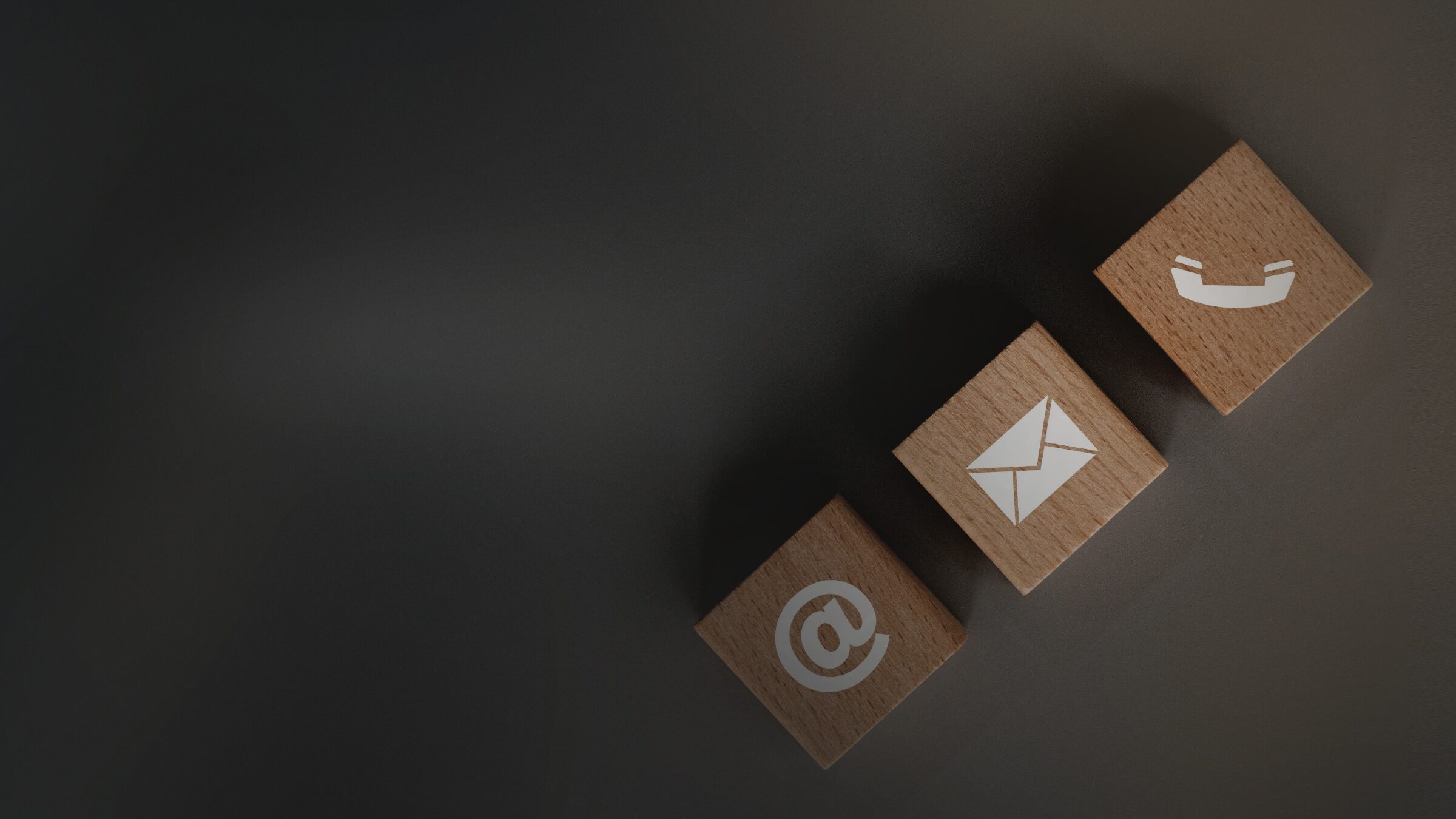 Holzbaustein mit Symbolen