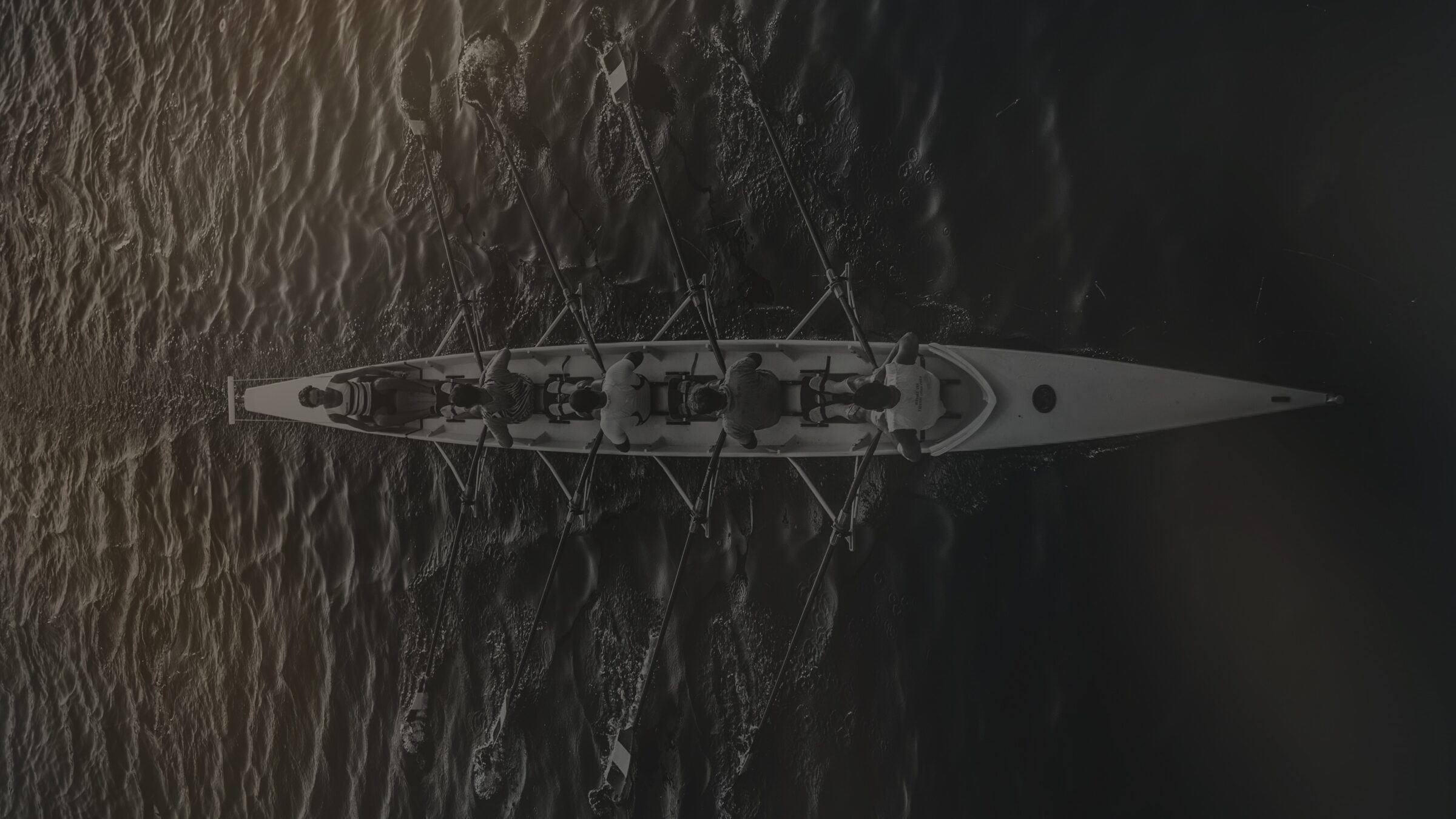 Ruderboot mit 5 Menschen