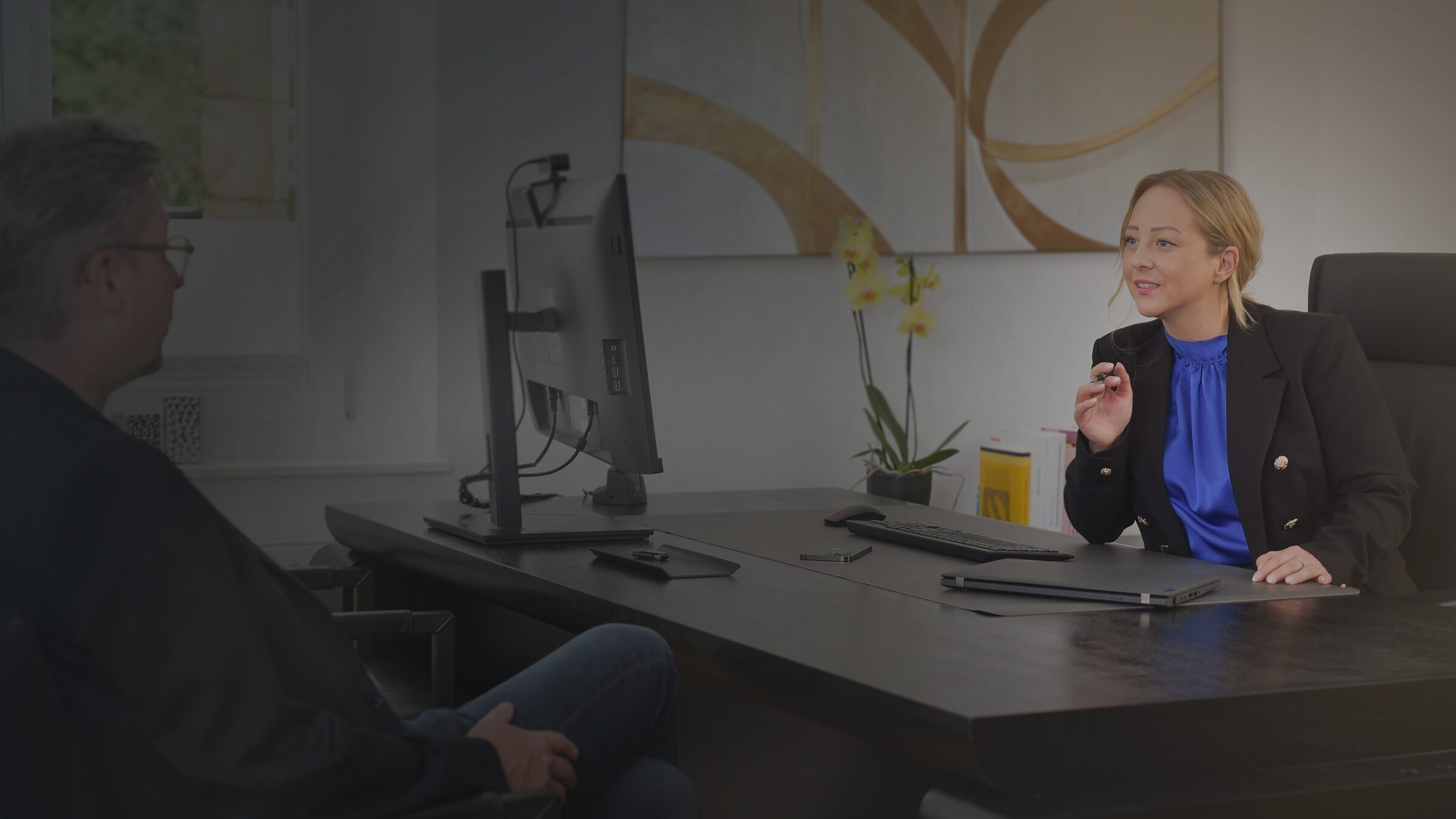 Frau Tzelepis mit Mandanten im Gespräch