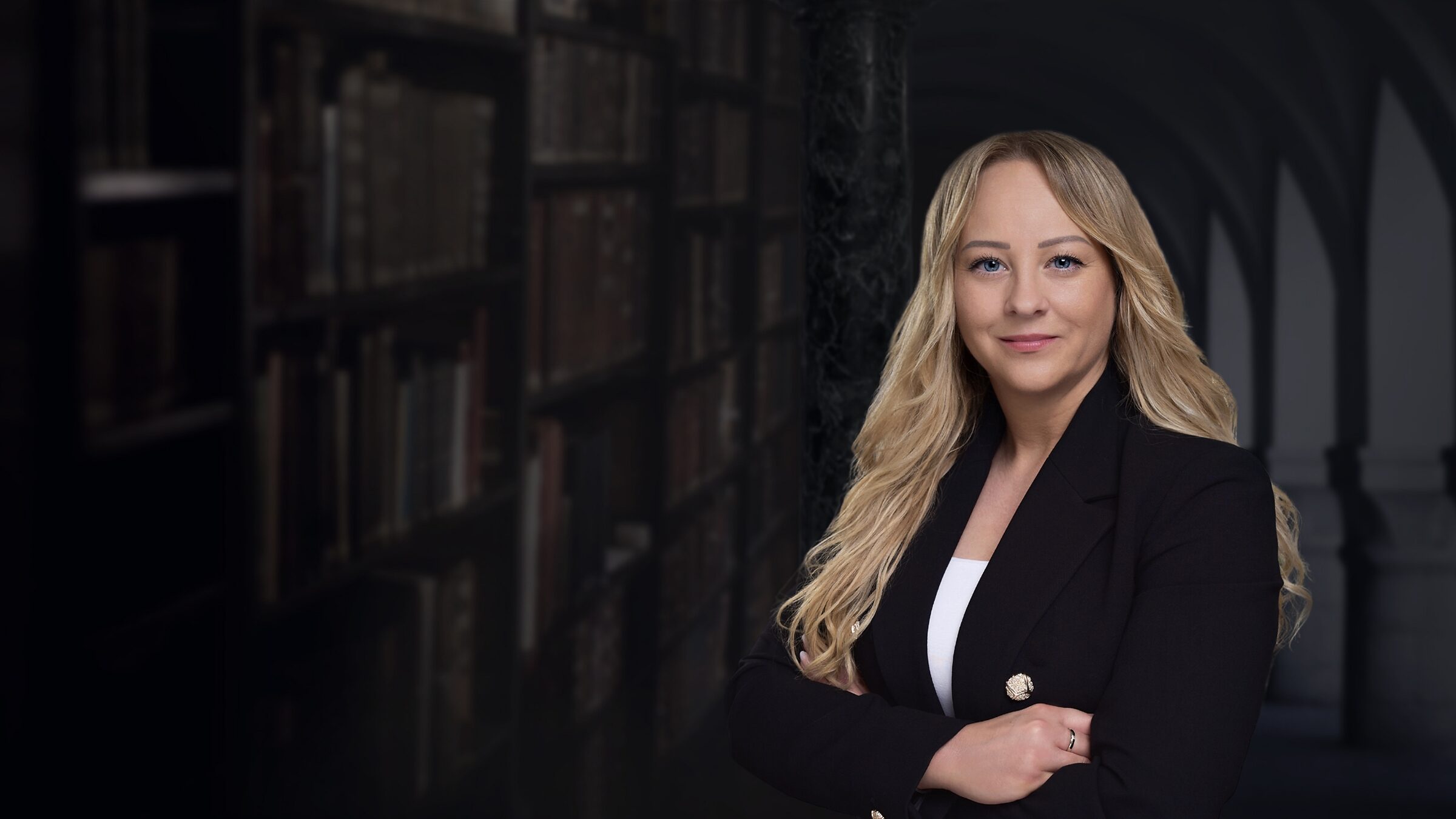 Frau Tzelepis mit einem Bücherregal im Hintergrund