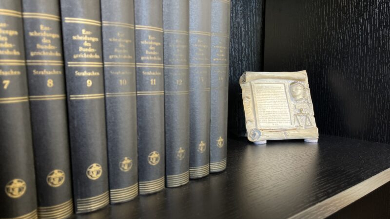 Bücherregal mit Entscheidungen des BGH